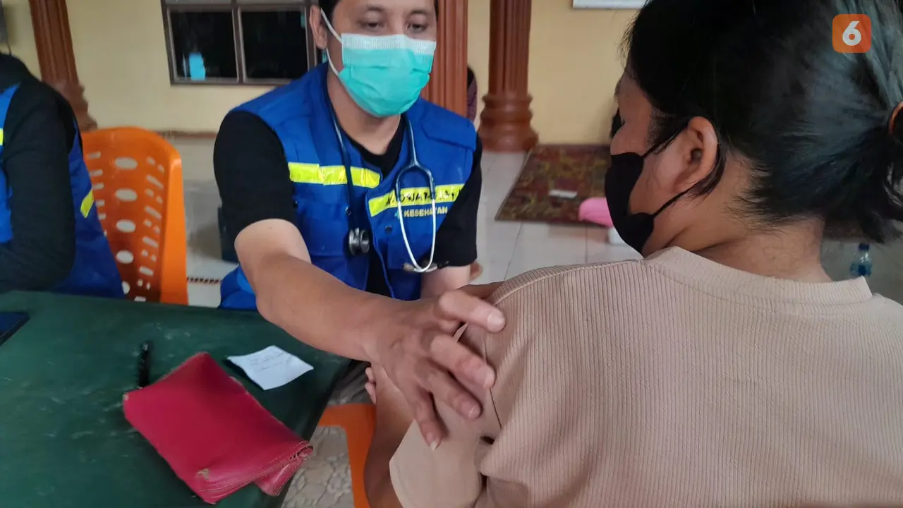 Dokter memeriksa warga Aceh Tamiang mengeluhkan nyeri lengan kiri gegara terpleset usai membersihkan lumpur usai banjir.