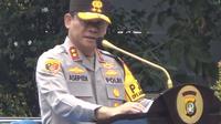 Kapolda Metro Jaya Irjen Asep Edi Suheri&nbsp;memberikan sambutan saat apel penyerahan delapan unit&nbsp;mobil patroli Pamapta untuk jajaran Polsek dan Polres di Lapangan Ditreskrimsus Polda Metro Jaya, Rabu (22/10/2025). (Liputan6.com/Ady Anugrahadi)