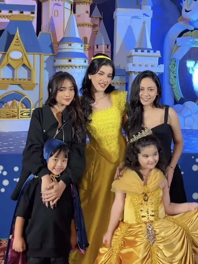 Fuji An Hadir di Pesta Ulang Tahun Bertema Disneyland Kedua Anak Tasya Farasya. [@fuji_an]