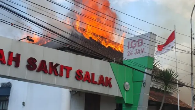 Kebakaran melanda bangunan Rumah Sakit Salak Kota Bogor, Jumat siang (7/4/2023).