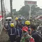 Sebuah minibus tertabrak kereta saat melintas di perlintasan kereta api Rawageni, Kecamatan Cipayung, Kota Depok. (Liputan6.com/Dicky Agung Prihanto)