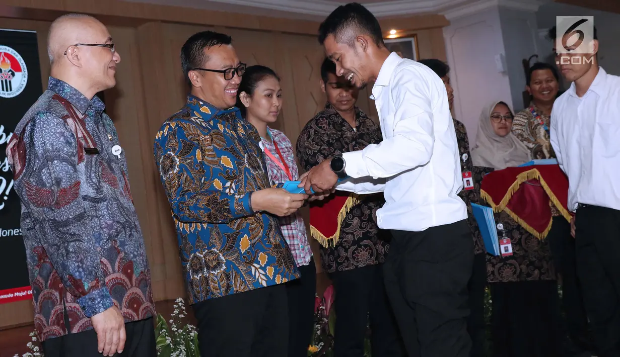 Atlet para cycling Indonesia  M Fadli saat menerima SK CPNS dari Menpora Imam Nahrawi (kiri) di Wisma Kemenpora, Jakarta, Selasa (2/4).  286 atlet berprestasi menerima SK pengangkatan sebagai CPNS di lingkungan Kemenpora. (Liputan6.com/Helmi Fithriansyah)