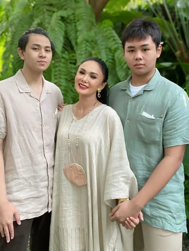 8 Potret Yuni Shara dan Kedua Putranya, Dampingi Anak saat Nonton Film Dewasa