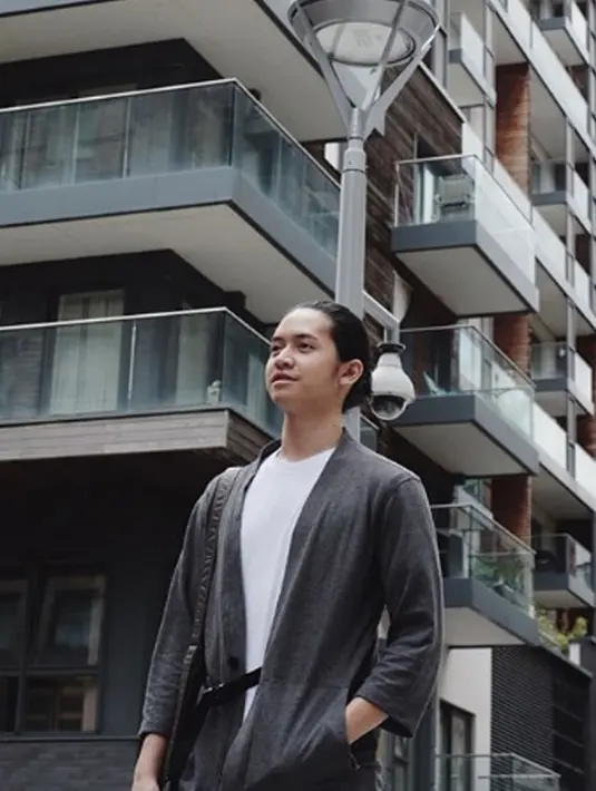 Hobi bermusiknya ini membuat Tristan tergabung ke dalam band Mantra Vutura. Band yang dibentuk oleh dirinya dan Zakari Danubrata.  (Liputan6.com/IG/tristanjulianos)