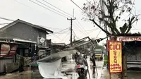 541 bangunan di Kecamatan Ciomas, Kabupaten Bogor, rusak diterjang angin kencang pada Selasa (31/10/2023) sore kemarin. (Liputan6.com/Achmad Sudarno)