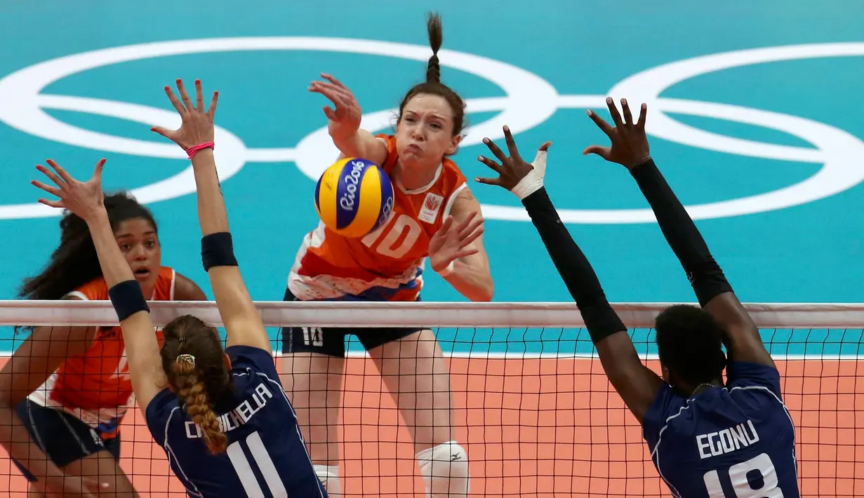 Atlet voli asal Belanda, Lonneke Sloetjes (tengah) melakukan smash saat laga melawan Italia di Olimpiade Rio 2016, Brasil pada 10 Agustus 2016. (REUTERS / Pilar Olivares)