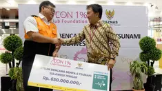 Deputy General Manager PT AEON Indonesia Eddy Effendy Irawan (kanan) secara simbolis menyerahkan donasi senilai 5 juta yen atau sekitar Rp 650 juta kepada Dirut BAZNAS Arifin Purwakananta (kiri) di Jakarta, Jumat (12/10). (Liputan6.com/HO/Arif)