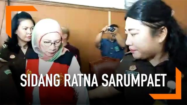 Ratna Sarumpaet akan menjalani sidang perdana kasus penyebaran hoaks di Pengadilan Negeri Jakarta Selatan hari ini. Dia akan mendengarkan dakwaan dari jaksa penuntut umum pagi ini, sekitar pukul 09.00 WIB.