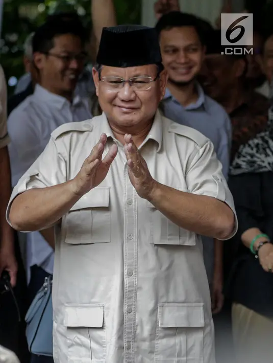 Capres 02 Prabowo Subianto usai  konferensi pers sikapi penetapan hasil pemilu di kediamannya, Kertanegara, Jakarta, Selasa (21/5). Dalam konferensi pers nya, pasangan capres dan cawapres 02 menolak hasil rekapitulasi dari KPU  dan akan menggugat ke MK. (Liputan6.com/Faizal Fanani)