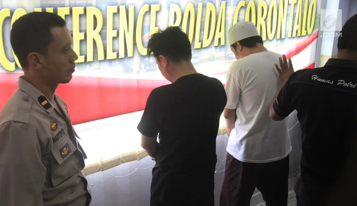 Dua tersangka narkoba dihadirkan saat konferensi pers di Polda Gorontalo, Senin (13/5/2019). Direktorat Reserse Narkoba Polda Gorontalo menetapkan lelaki berinisial WR sebagai tersangka narkoba setelah diringkus saat jelang bulan Ramadhan lalu. (Liputan6.com/Arfandi ibrahim)