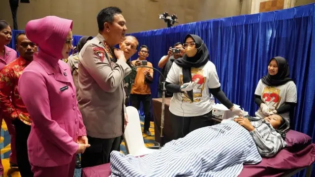 Kapolda Riau Irjen Mohammad Iqbal dan istri memantau jalannya pengobatan gratis dalam kegiatan bakti kesehatan alumni Akabri 91.