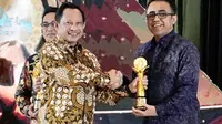 Menteri Dalam Negeri, Tito Karnavian saat menyerahkan penghargaan Upakarya Wanua Nugraha kepada Wali Kota Denpasar, IGN Jaya Negara. (Liputan6.com/ist)