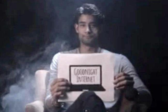 Pria seksi membacakan cerita sebelum tidur. | Foto: copyright Youtube.com