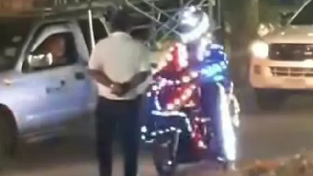 6 Outfit Pengendara Motor Ini Terlalu Mencolok, Jadi Pusat Perhatian