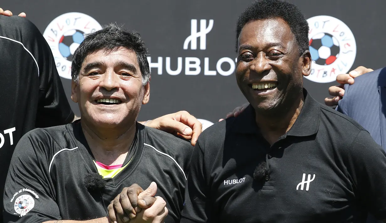 Di samping memberi support untuk keluarga yang ditinggalkan, Pele juga membuat pesan menyentuh dengan berharap agar bisa bermain bola bareng Maradona di surga. (AFP/Patrick Kovarik)
