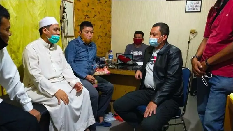 Imam Masjid Al Falah yang menjadi korban penusukan usai memberi keterangan di Polsek Pekanbaru Kota.