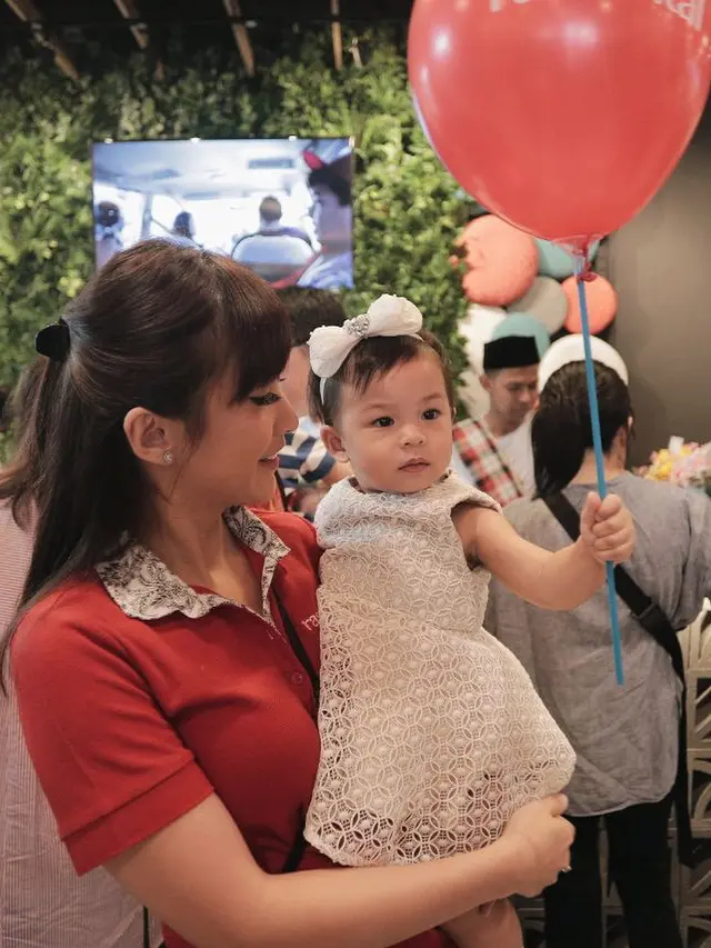 [Bintang] Gaya Chelsea Olivia Asuh Anak