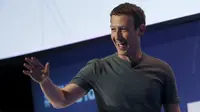 Senyum pendiri sekaligus CEO Facebook, Mark Zuckerberg saat akan memberikan sambutan pada ajang Mobile World Congress di Barcelona, Spanyol, Senin (22/2). (REUTERS/Albert Gea)