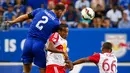 Bek Chelsea, Branislav Ivanovic (kiri) berebut bola udara dengan pemain New York Red Bulls di International Champions Cup 2015 di Red Bull Arena, Kamis (23/7/2015). New York Red Bulls menang atas Chelsea dengan skor 4-2. (Reuters/Eduardo Alvarez Livepic)