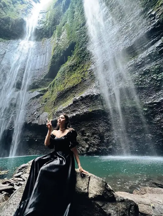 Tampil dengan gaya rambut yang cantik, sosoknya terlihat menawan. Banyak yang mengira pemotretannya tersebut bagian dari prewedding. Namun sang kekasih yang tidak nampak pun membuat banyak netizen masih mengira-ngira. (Liputan6.com/IG/@naymirdad)