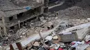 Menurut mereka, serangan Israel menghambat upaya militer Lebanon dalam pelucutan senjata Hizbullah yang menjadi bagian dari kesepakatan gencatan senjata. Tampak dalam foto, warga memeriksa bangunan-bangunan yang hancur akibat serangan Israel di desa Qennarit, Lebanon selatan, Kamis 22 Januari 2026. (AP Photo/Mohammed Zaatari)