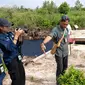 Kepala Kelompok Kerja Kerjasama, Hukum, dan Hubungan Masyarakat BRGM Didy Wurjanto menjelaskan sekat kanal yang dibangun BRGM di Desa Tumbang Nusa, Kabupaten Pulang Pisau, tahun 2023 lalu, Rabu (14/8/2024). (Liputan6.com / Roni Sahala)