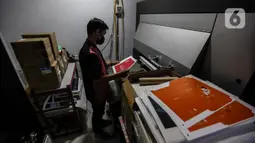 Pekerja mengecek cetakan digital printing PT Bintang Sempurna di kawasan Benhil, Jakarta Pusat, Rabu (24/2/2021). Setidaknya omset yang dihasilkan digital printing ini tidak sebesar seblum pandemi berlangsung. (Liputan6.com/Johan Tallo)