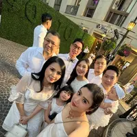 Keluarga Hary Tanoesoedibjo Tampil Serba Putih saat Dinner Jelang Pernikahan Clarissa Tanoesoedibjo. [@valenciatanoe]