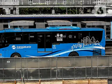 Bus melintasi Halte Transjakarta Harmoni yang ditutup, Jakarta, Kamis (9/3/2023). Halte Sentral Transjakarta Harmoni direlokasi sementara sejak 4 Maret 2023. (Liputan6.com/Johan Tallo)