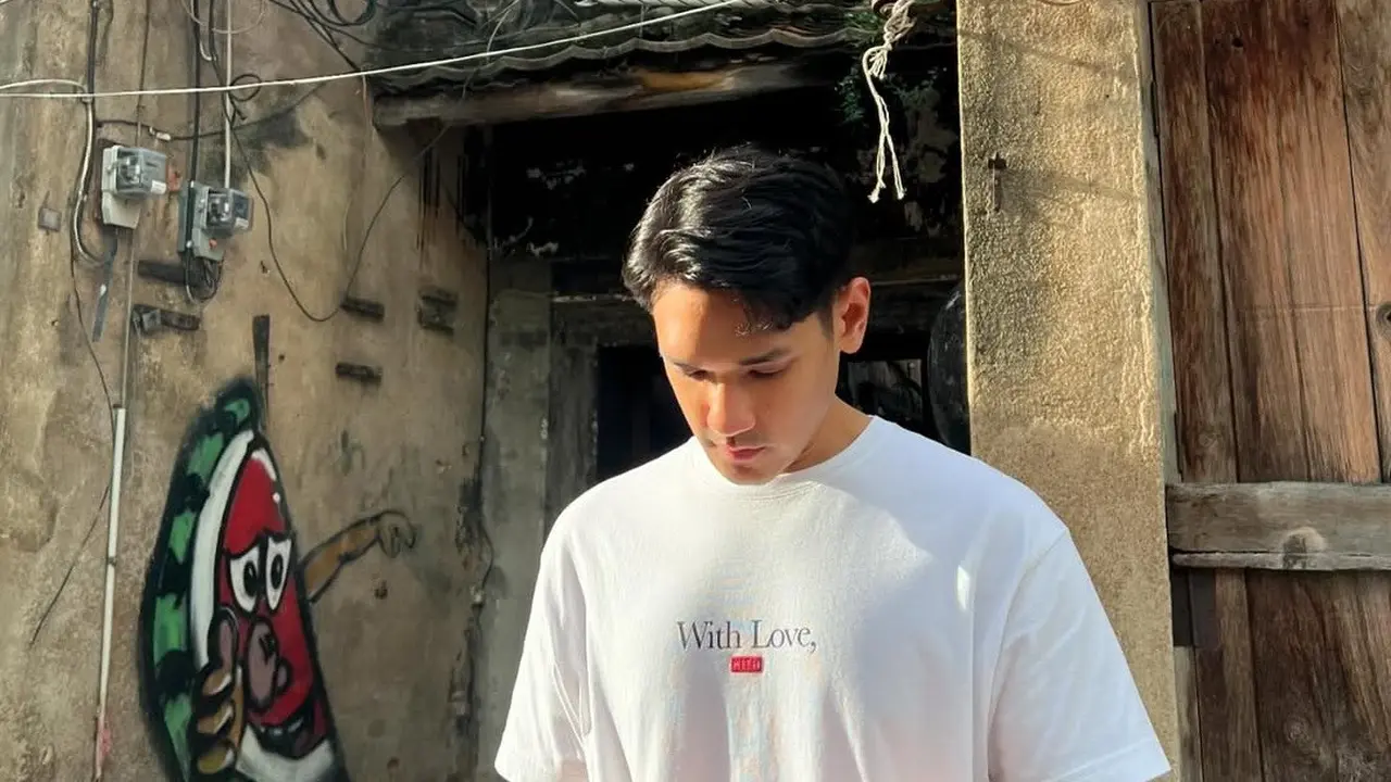 Potret Afgan dengan Kaos Warna Putih yang Bisa Jadi Referensi, Keren Tapi Simpel