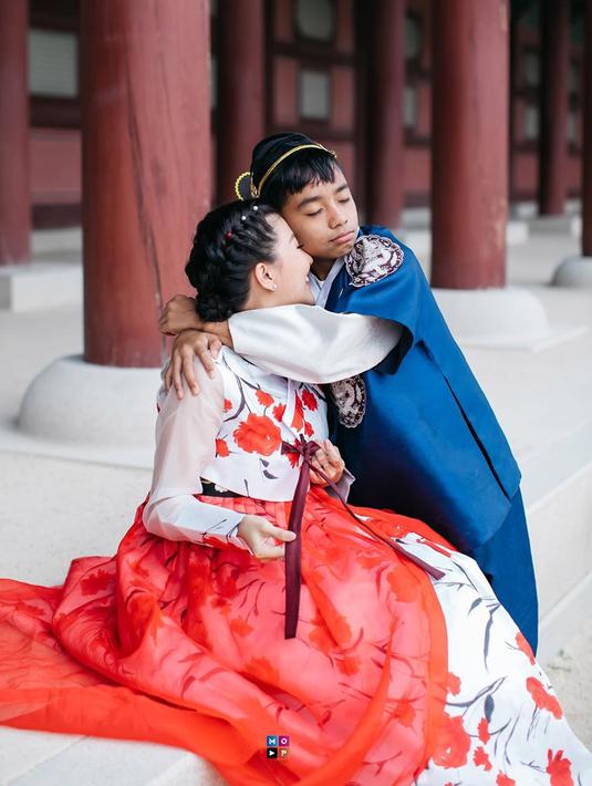 Kedatangannya ke kediamannya Betrand Peto adalah melakukan acara pengangkatan anak secara adat Nusa Tenggara Timur. Kehadiran Sarwenda bersama Ruben pun disambut hangat keluarga kandung Betrand Peto. (Liputan6.com/IG/@sarwendah29)