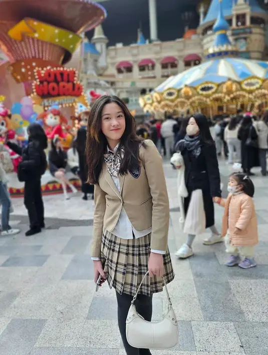 Berkunjung ke Lotte World, Mikhaela tampil dengan seragam sekolah khas perempuan Korea Selatan. Ia tampil dengan seragam warna beige dari blazer dan mini skirt yang dipadukan celana ketat hitamnya.  [@nafaurbach]