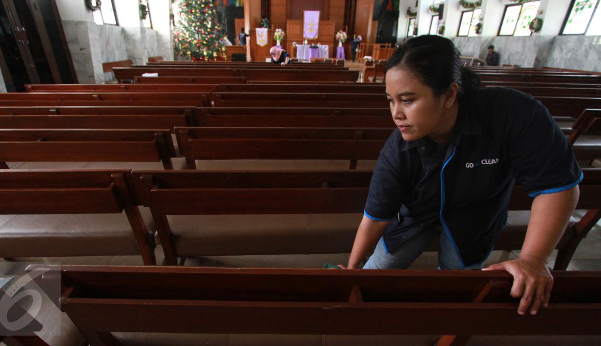 Petugas GO-CLEAN membersihkan kursi ruang ibadah di GPIB Effatha, Jakarta Selatan, Rabu (21/12). Melalui program ini, GO-CLEAN membantu menciptakan suasana gereja yang nyaman dan bersih dalam rangka menyambut hari Natal 2016. (Liputan6.com/Fery Pradolo)