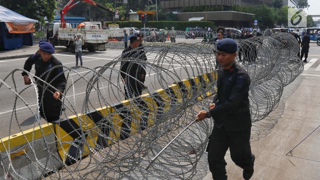 Kawat Berduri di Gedung Bawaslu