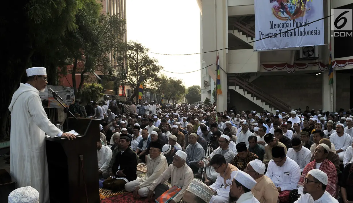 Ratusan jemaah mendengarkan khutbah usai Salat Idul Adha di Masjid Al Furqan DDII, Jakarta, Selasa (21/8). Penetapan Salat Idul Adha ini didasarkan pada perhitungan hisab wujudul hilal yang menghasilkan data astronomis. (Merdeka.com/Iqbal S. Nugroho)