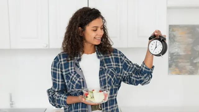 Telat Makan Siang? Ini Jam Makan Siang yang Tepat untuk Jaga Energi dan Fokus Sepanjang Hari! (Foto dok : Freepik/freepik)