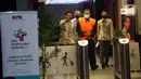 Tersangka Edy Wibowo yang merupakan Hakim Yustisial/Panitera Pengganti Mahkamah Agung (MA) dikawal petugas untuk dilakukan penahanan di Gedung Komisi Pemberantasan Korupsi (KPK), Rasuna Said, Jakarta, Senin (19/12/2022). KPK kembali menetapkan tersangka baru Edy Wibowo dalam kasus suap pengurusan perkara di MA menyusul 13 orang tersangka termasuk dua hakim agung Sudrajad Dimyati dan Gazalba Saleh. (Liputan6.com/Johan Tallo)