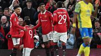Striker Manchester United, Anthony Martial (dua dari kiri) berselebrasi setelah mencetak gol ke gawang Reading pada leg kedua semifinal Carabao Cup 2022/2023 di Stadion Old Trafford, Manchester, Kamis (2/2/2023) dini hari WIB. (AFP/Paul Ellis)