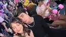 Meriahkan konser Blackpink hari pertama, Cinta Brian pakai outfit warna hitam, sementara Callista Arum tampik manis dengan outfit warna merah muda. Poles wajah dengan tema makeup merah muda, bintang sinetron Buku Harian Seorang Istri ini makin imut, apalagi dengan tatanan rambutnya yang dikepang. Unggah foto romantis di Instagramnya, tak sedikit warganet yang menyebut jika pasangan artis ini sebagai pasangan bucin. (Liputan6.com/IG/@callistarum)