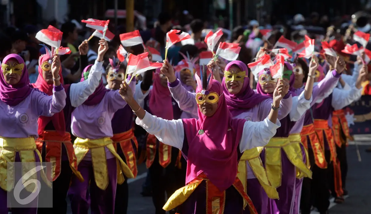 Sejumlah peserta membawa bendera merah putih saat mengikuti pawai pembangunan melintasi Jalan Malioboro, Yogyakarta, Minggu, (20/8. Pawai pembagunan diselenggarakan di tiap tiap daerah setiap tahun setelah peringatan HUT RI. (Liputan6.com/Boy Harjanto)