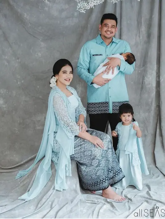 Kebaya biru juga dikenakan Kahiyang Ayu. Ia mengenakan kebaya lengan brokat dengan aksen rumbai-rumbai di bagian lengan. Dipadukan kain batik warna biru. [@allseasonphoto]
