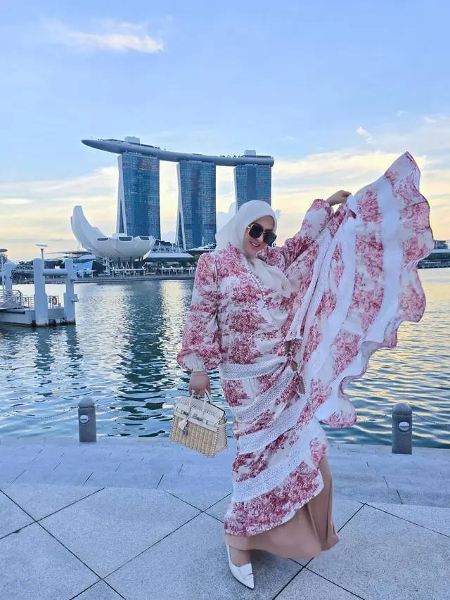 Terlihat Lincah, Syahrini Tampil Jadi Bumil Fancy Feminine Saat Temani Reino Barack Olahraga