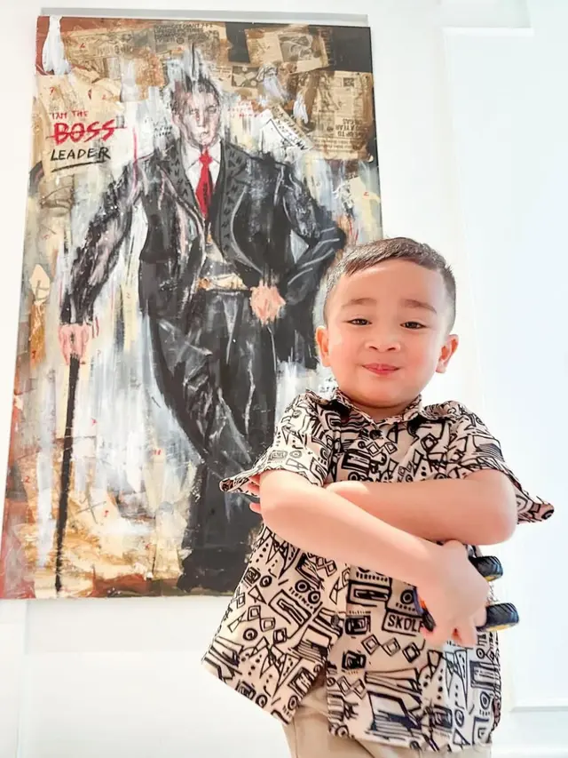 5 Potret Rayyanza Berpose Tirukan Gaya Ikonik Raffi Ahmad, Tingkahnya Super Menggemaskan. (credit: instagram.com/raffinagita1717)