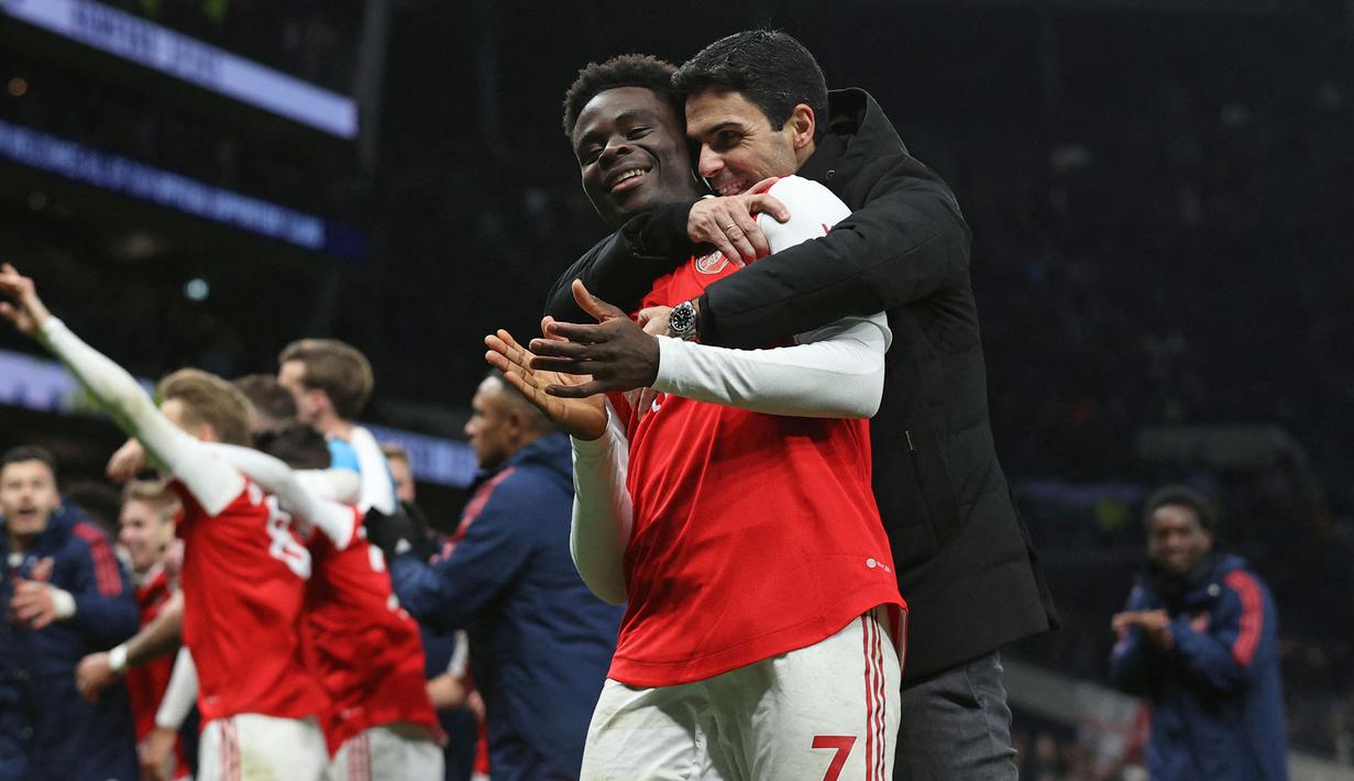 <p>Arsenal berhasil memimpin klasemen Liga Inggris musim 2022/2023. Sejauh ini, mereka berhasil meraih 47 poin atau terpaut 8 angka dari Manchester City yang berada di bawahnya. Catatan gemilang lain yang berhasil ditorehkan The Gunners adalah mereka baru kalah satu kali. Satu-satunya tim yang berhasil mengalahkan skuad asuhan Mikel Arteta di Liga Inggris adalah Manchester United. Kala itu, Arsenal kalah 1-3 dari MU pada 4 September 2022. (AFP/Adrian Dennis)</p>