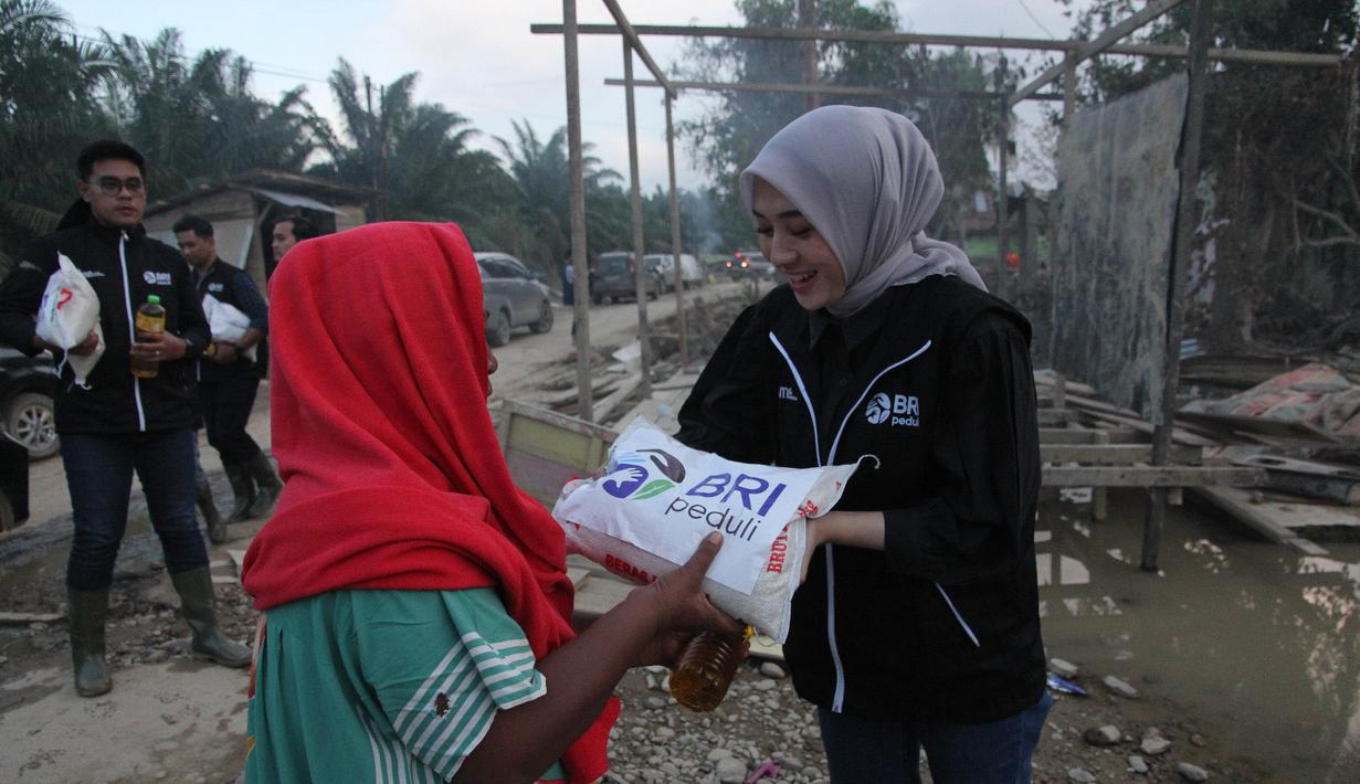 Sejumlah relawan BRI menyasar berbagai titik bencana di Aceh Tamiang pada Jumat (19/12), memastikan bantuan diterima langsung oleh warga yang membutuhkan. Foto: BRI