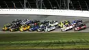 John H. Nemechek dari Chevrolet Fleetwing Corporation dan Grant Enfinger Champion Power Equipment memimpin perlombaan balap Nascar Truck Series di Daytona International Speedway di Daytona Beach (16/2). (AP Photo/Darryl Graham)