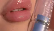 Pesona Tren Glazed Lips yang Dipopulerkan Hailey Bieber, Begini Cara Dapatkan Hasil Bibir Mengilap Bak Kaca