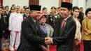 Ketua KPK, Agus Rahardjo (kiri) bersalaman dengan Presiden Joko Widodo usai melantik lima Pimpinan KPK di Istana Negara, Jakarta, Senin (21/12/2015). Presiden Jokowi melantik lima pimpinan KPK periode 2015-2019. (Liputan6.com/Faizal Fanani)