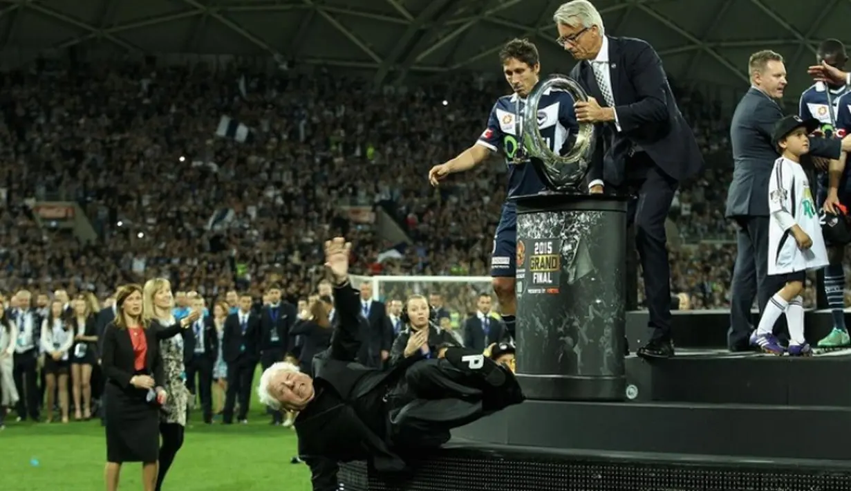 Frank Lowy jatuh terpeleset. (www.twitter.com)