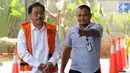 Gubernur nonaktif Kepulauan Riau Nurdin Basirun (kiri) tiba di Gedung KPK, Jakarta, Selasa (30/7/2019). Nurdin Basirun diperiksa sebagai tersangka terkait dugaan suap izin lokasi rencana reklamasi di wilayah Kepulauan Riau. (merdeka.com/Dwi Narwoko)